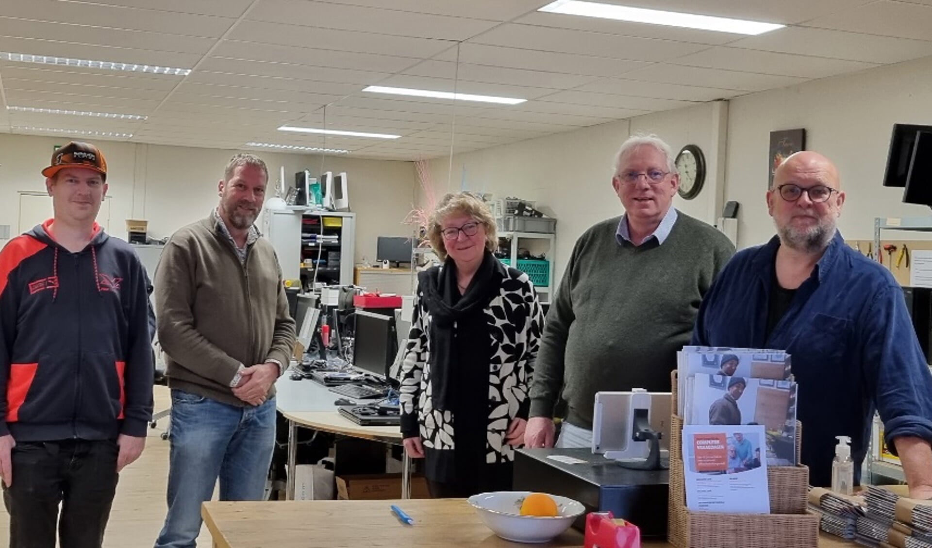 De fractieleden van de PvdA Midden-Groningen waren onder de indruk van het goede werk dat wordt verricht bij de Computerbank. (eigen foto)