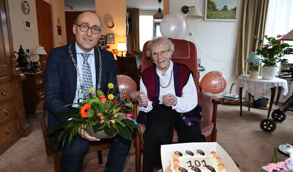 Burgemeester Anno Wietze Hiemstra feliciteert Hennie Stevenhaagen-Moek met haar 101ste verjaardag. 