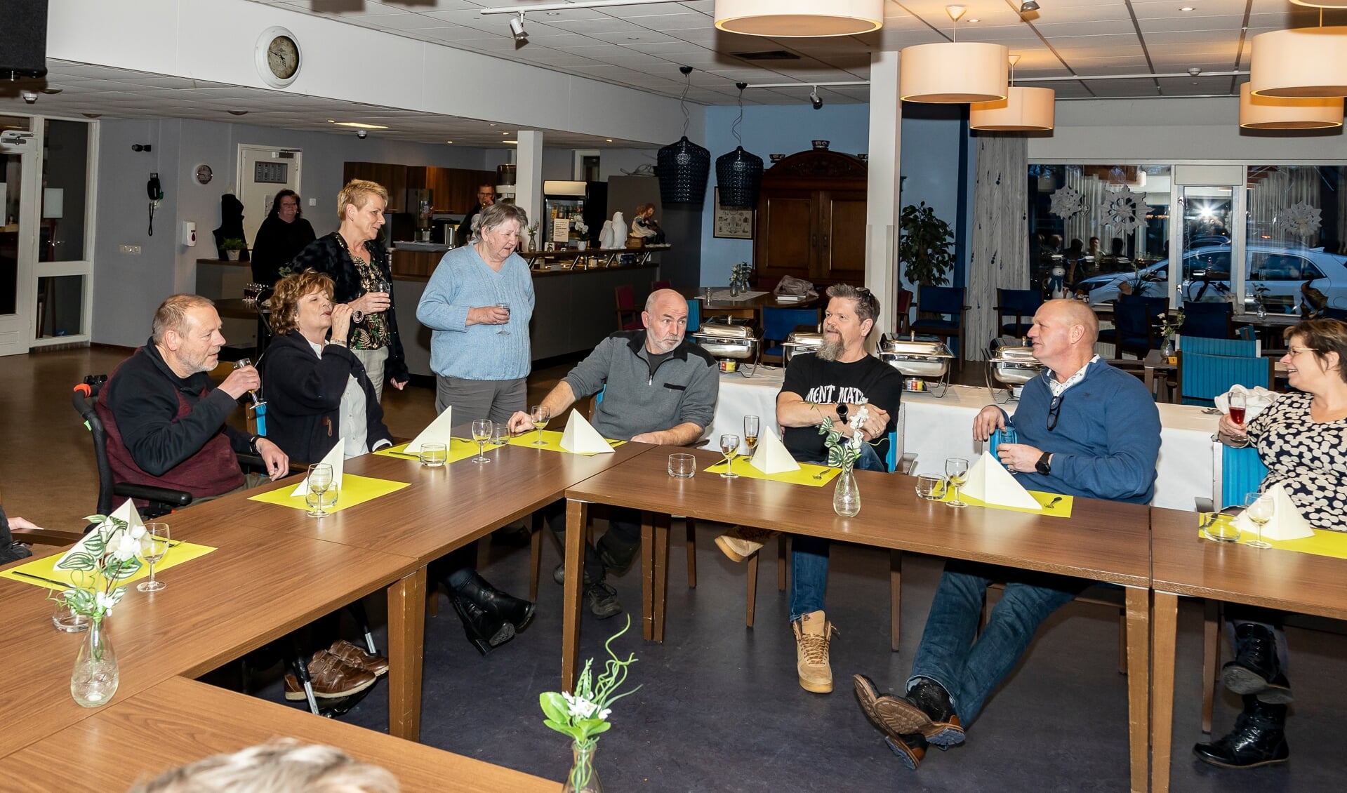 Mevrouw Hamminga dankt de vrijwilligers van Stichting Harleydag Annen.