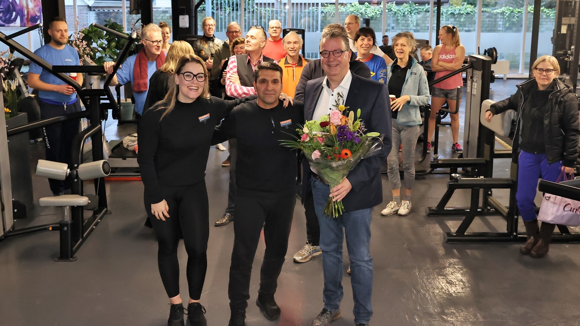 Wethouder Bas Luinge kwam zondag de actie van sportschool Daoud Rahimi een steuntje in de rug geven.