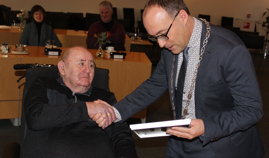Burgemeester Anno Wietze Hiemstra overhandigt 'Rooie