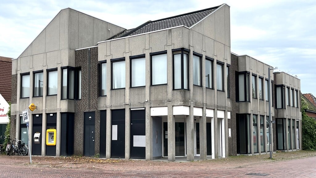 De voormalige ING-bank in Delfzijl. Het pand staat leeg en wordt aangekocht door de gemeente.