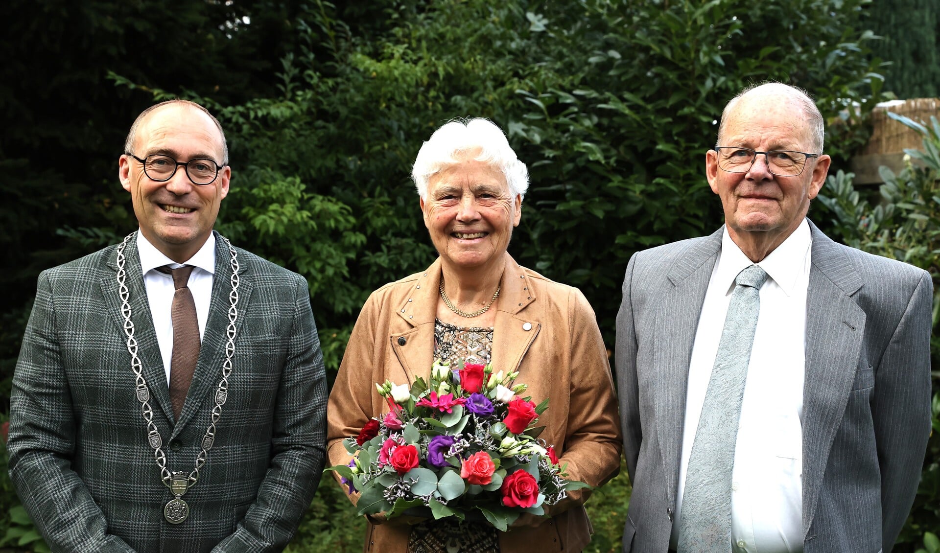 Het diamanten bruidspaar Van der Scheer werd gefeliciteerd door burgemeester Anno Wietze Hiemstra. 