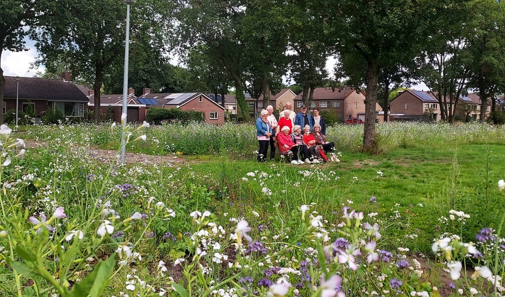 De bewoners genieten van de bloemenpracht aan de Brummelkamp..