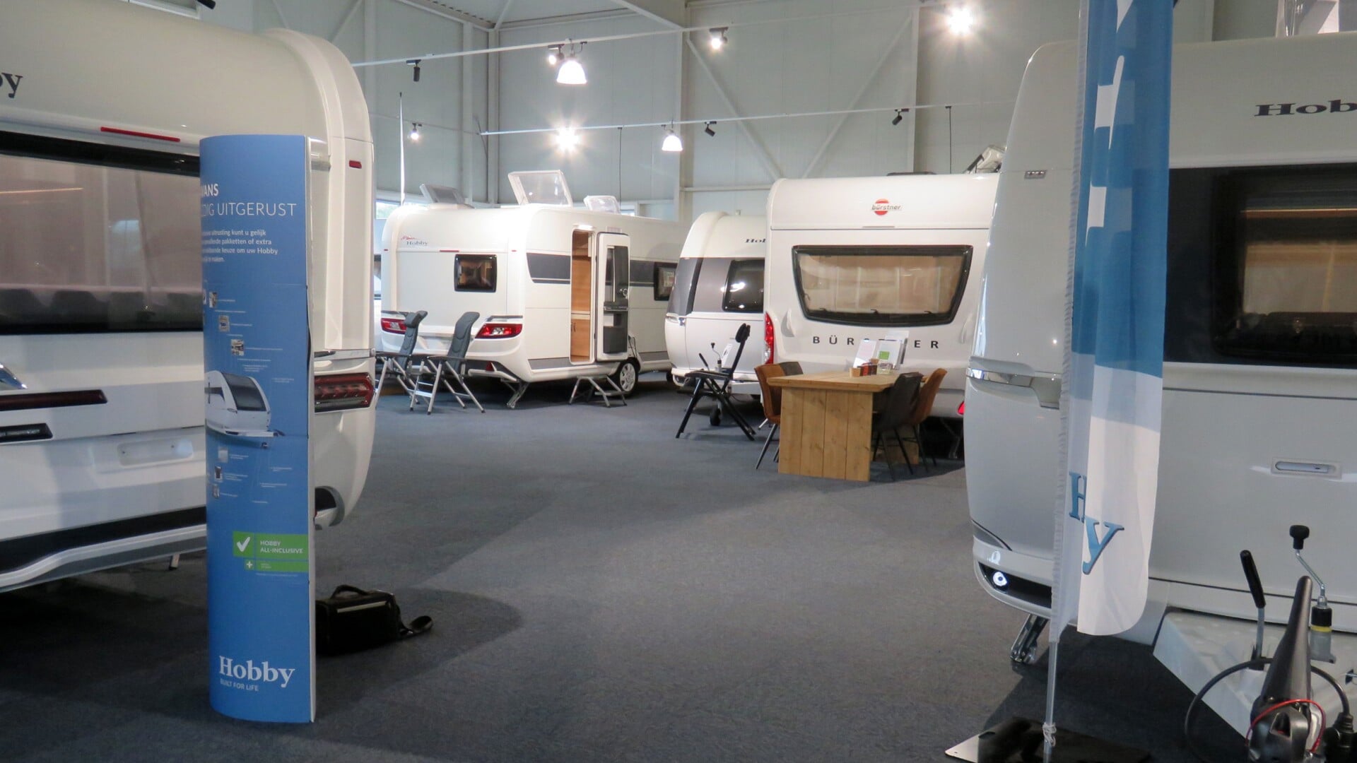 Een impressie van de showroom met de nieuwe modellen caravans, maar ook de modellen 2023. 