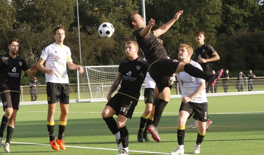 Good-old Patrick Bloemberg van FC Klazienaveen kopt tevergeefs achterover op het doel, terwijl Dani Slip (7) en Jesse Habing (10) de verrichtingen van Bloemberg volgen. (foto Bennie Wolbers)