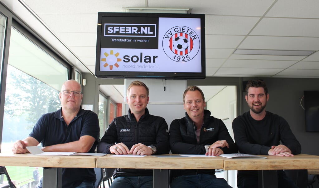 Peter Eleveld (sponsorcommissie VV Gieten), Marco Kah (Sfeer.nl), Jeroen Rijnberg (Solar Noord Nederland) en Stefan Reitsema (voorzitter VV Gieten). (v.l.n.r.)