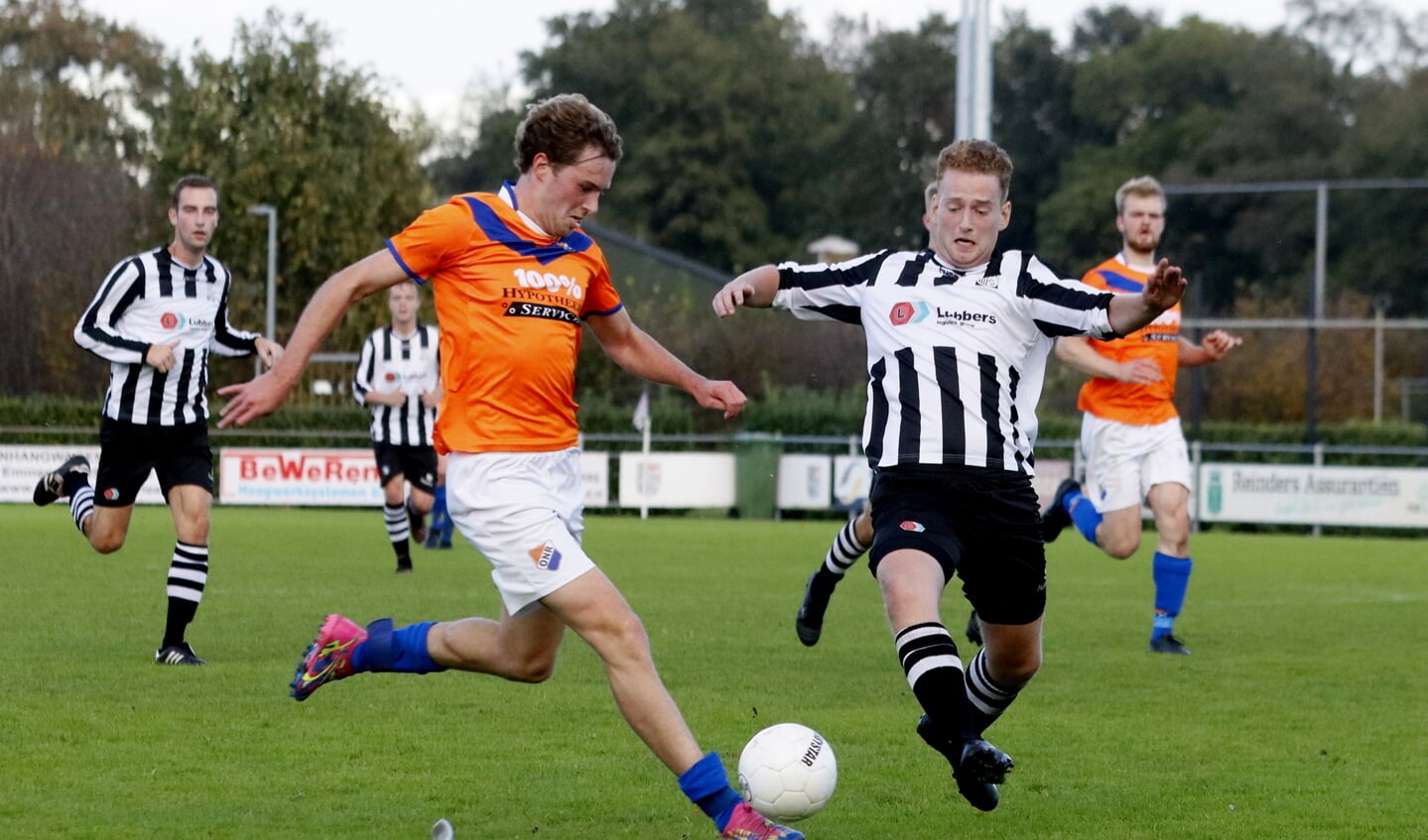 SVV-er Sil Wanders in een fel duel binnen de zestien met een tegenstander. (foto Bennie Wolbers)