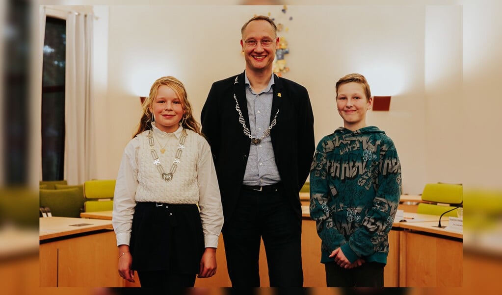 Charlotte Keizer met burgemeester Jan Seton en loco-kinderburgemeester Mats Rietveld. Foto: gemeente Borger-Odoorn.