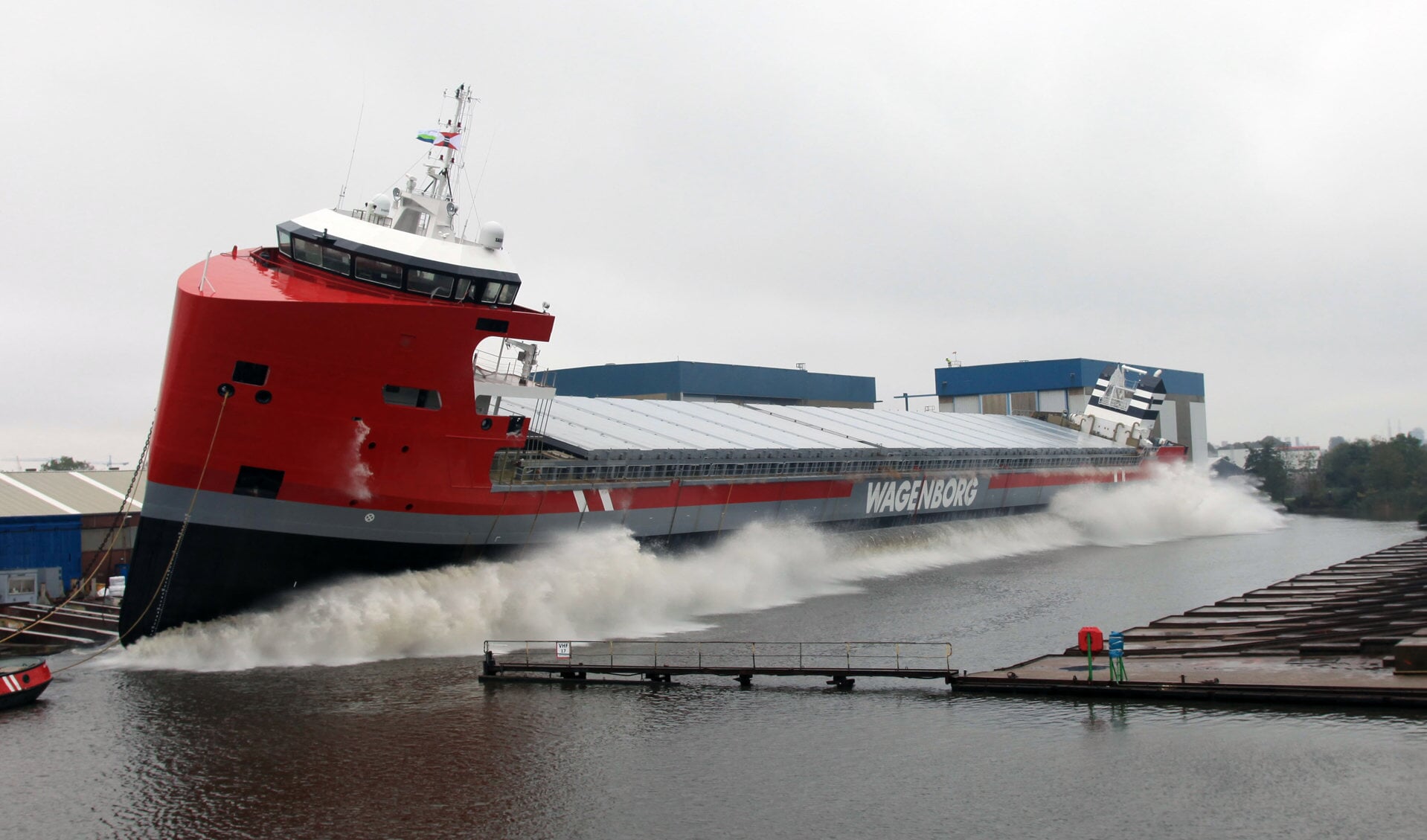 3600 ton staal gaat schuimend te water (foto Henk Zuur).