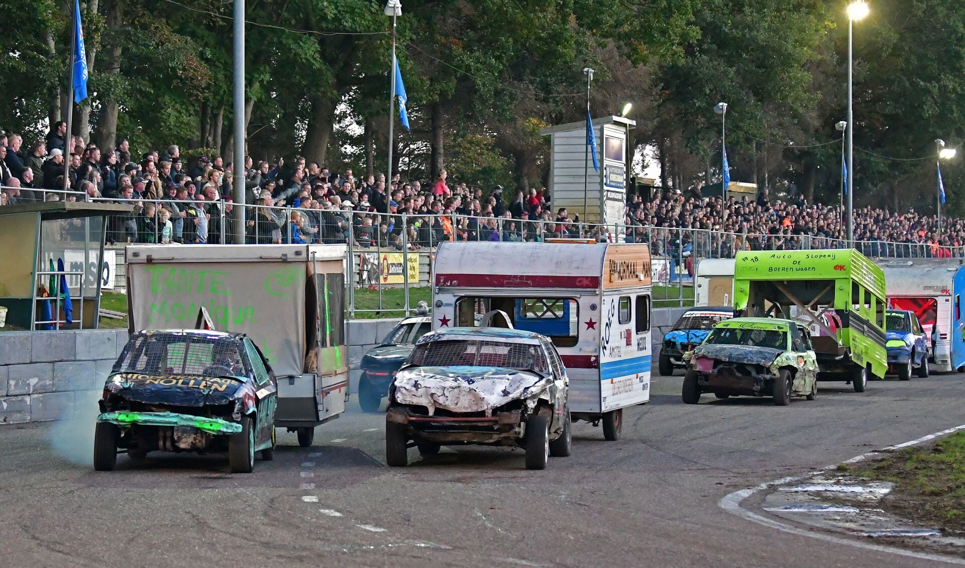De autocrossdag wordt afgesloten met de spectaculaire caravanrace. (foto: Stan Libuda)