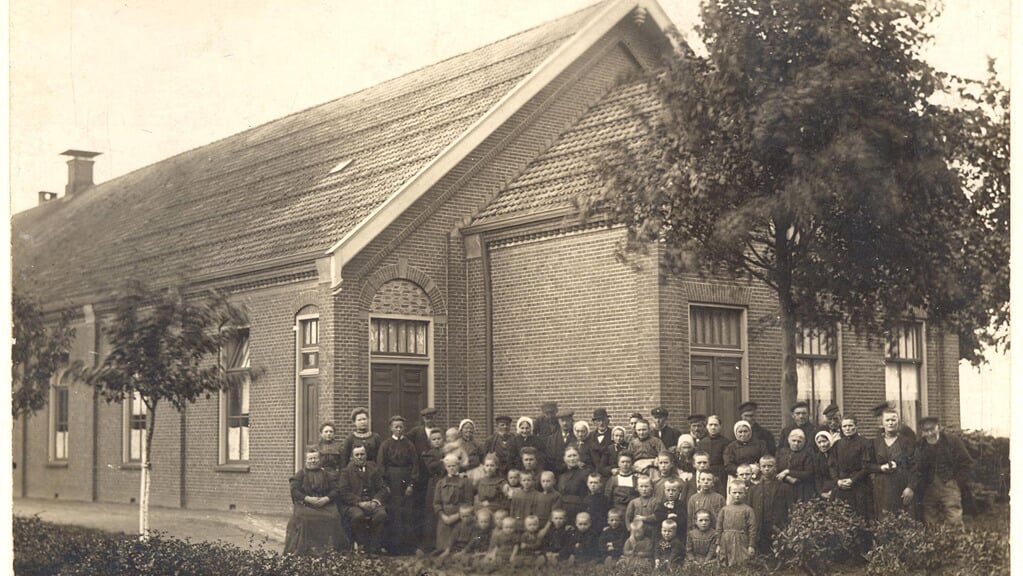 Het Burgerlijk Armenhuis aan de huidige Kerkstraat 267 in Hoogezand aan het begin van de 20e eeuw. (foto: Historisch Archief Midden-Groningen)