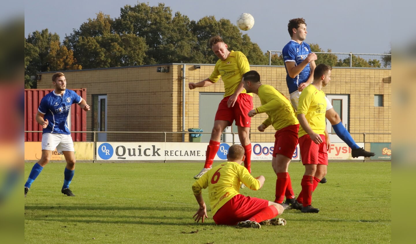 Duel om de bal bij Sc Angelslo tegen Bargeres. Foto: Bennie Wolbers