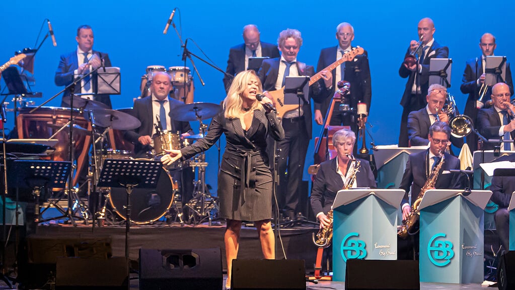 Ook zangeres Bufu Sanna verleent medewerking aan het concert van de Eemsmond Big Band (foto Jan Meiborg).