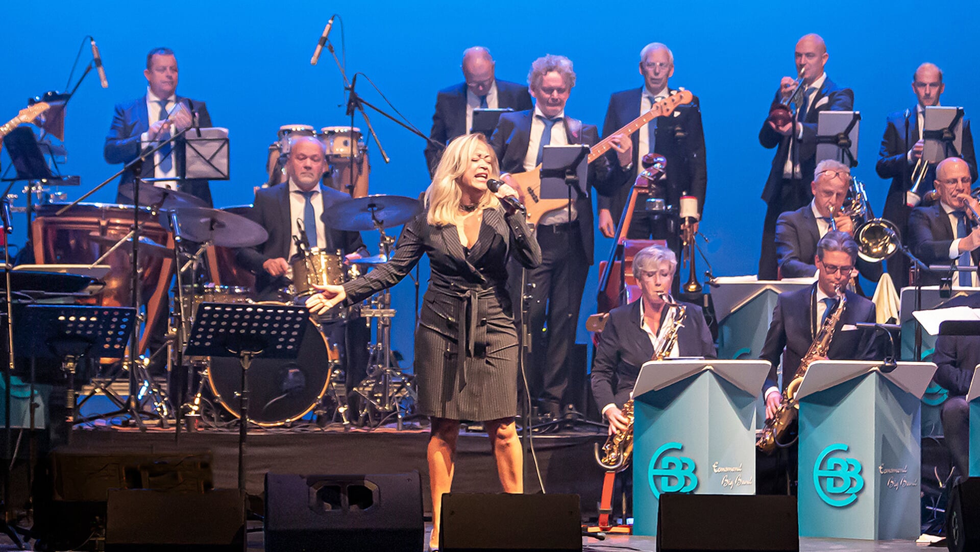 Ook zangeres Bufu Sanna verleent medewerking aan het concert van de Eemsmond Big Band (foto Jan Meiborg).