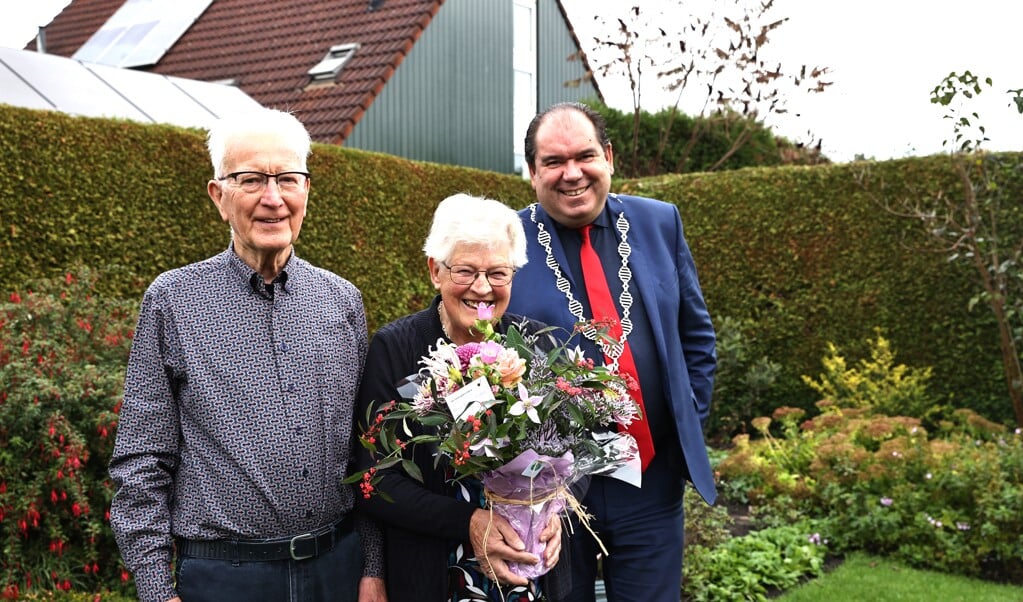 Het jubilerende echtpaar Klaas en Jantje Wilting met burgemeester Marcel Thijsen. (foto: Herman van Oost)