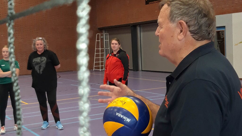 Abe Meininger doceert de volleybaltrainers in de Europahal. 
