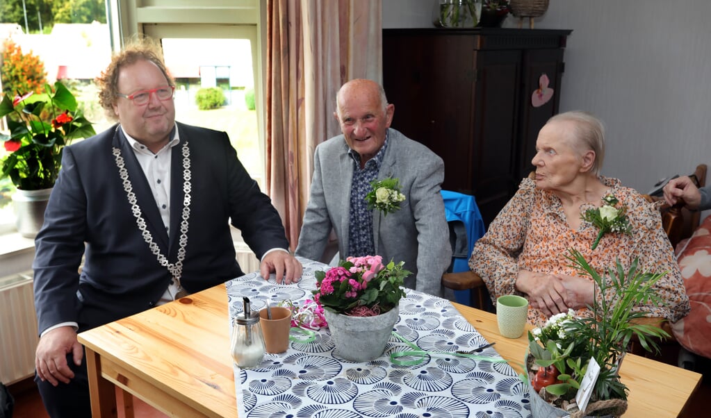 Burgemeester Jaap Kuin met het Pekelder echtpaar. Foto: Bert Woltjes. 
