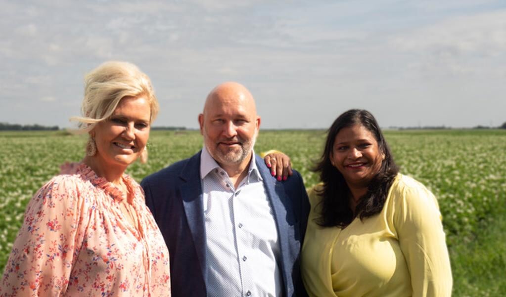 Sienet Eling (secretaris), Harm-Jan Riksen (voorzitter) en Valentina Dijkstra (penningmeester) vormen het bestuur van Stichting Rikki Kanaalstreek. (foto: Nikki Groentjes)