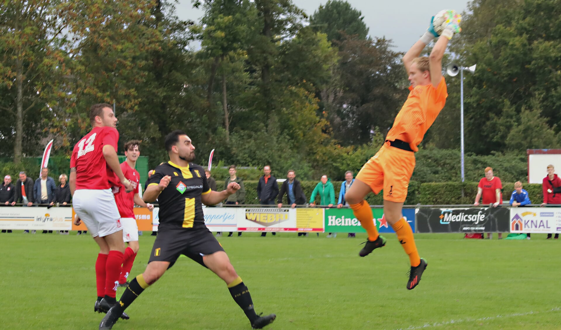 Wildervank-keeper Mark Smid brengt redding. Foto: Bert Woltjes.