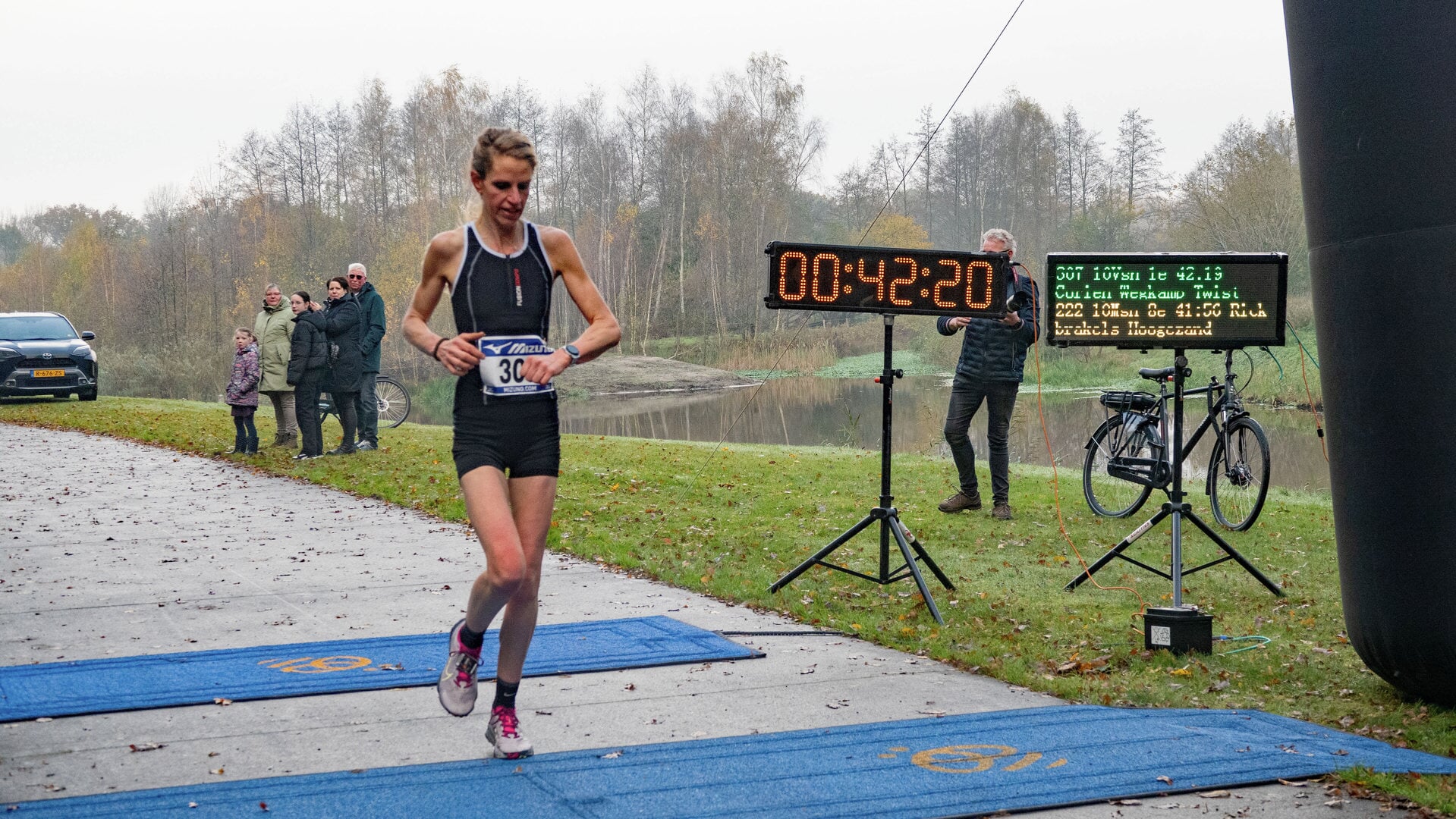 Winnares Corien Wegkamp gaat over de finish (foto Henk Lambers).