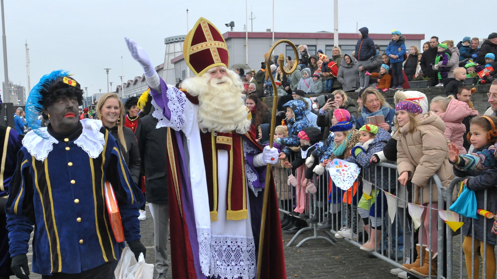Sinterklaas krijgt een warm onthaal in Delfzijl.