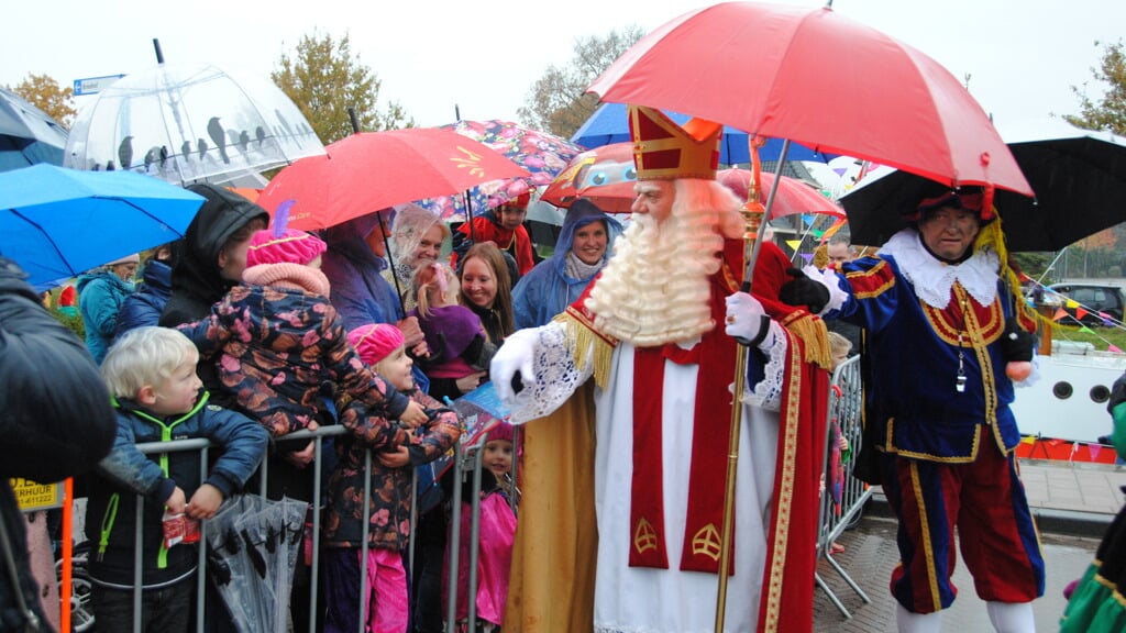 Sinterklaas begroet zijn jonge fans in Nieuw-Amsterdam-Veenoord (foto Heintje Wolbers).