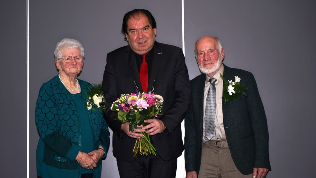 Burgemeester Thijsen van Tynaarlo nam een mooie bos bloemen mee voor Janny en Wim van Dijk. (foto: Persbureau Drenthe)