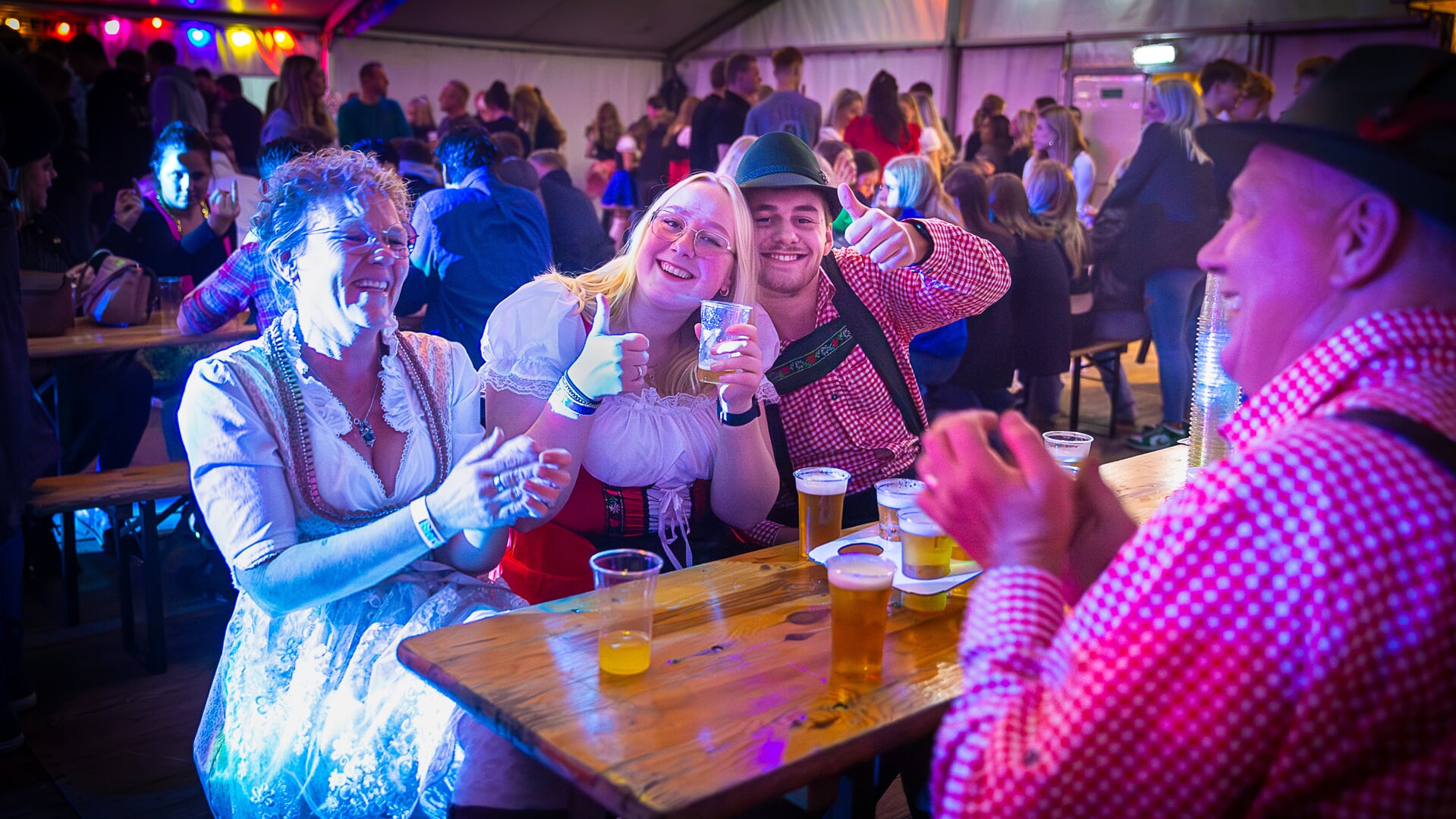 Dirndl's en lederhosen doen het ook goed op het Foute Bierfeest in Rolde.