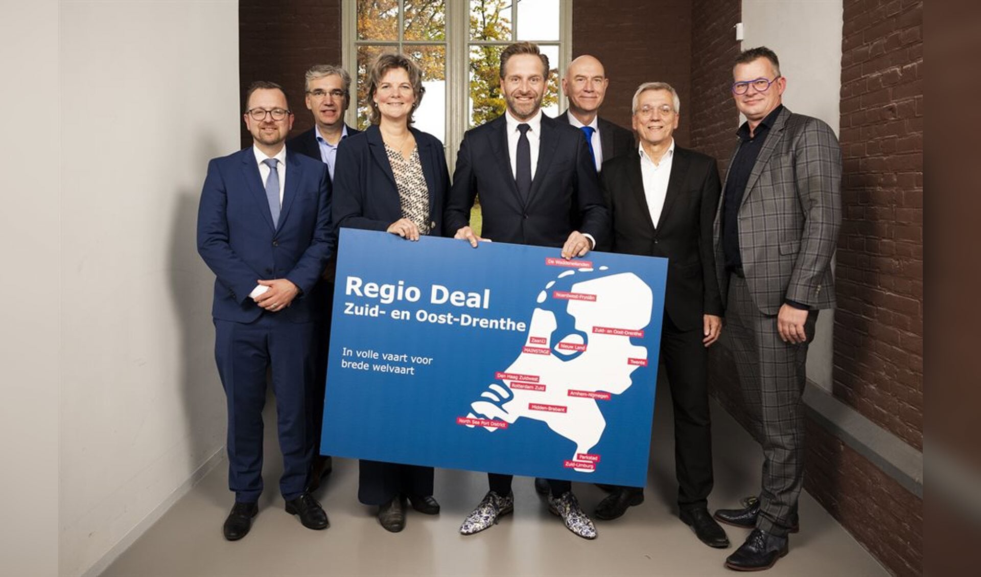 De ondertekening van de Regio Deal vond onlangs plaatas in Ede. Te zien zijn Jeroen Hartsuiker, Erik Bos, Willemien Meeuwissen, Hugo de Jonge, Erwin Hoogland, Peter Cool en Raymond Wanders (fotograaf: Freek van den Bergh).