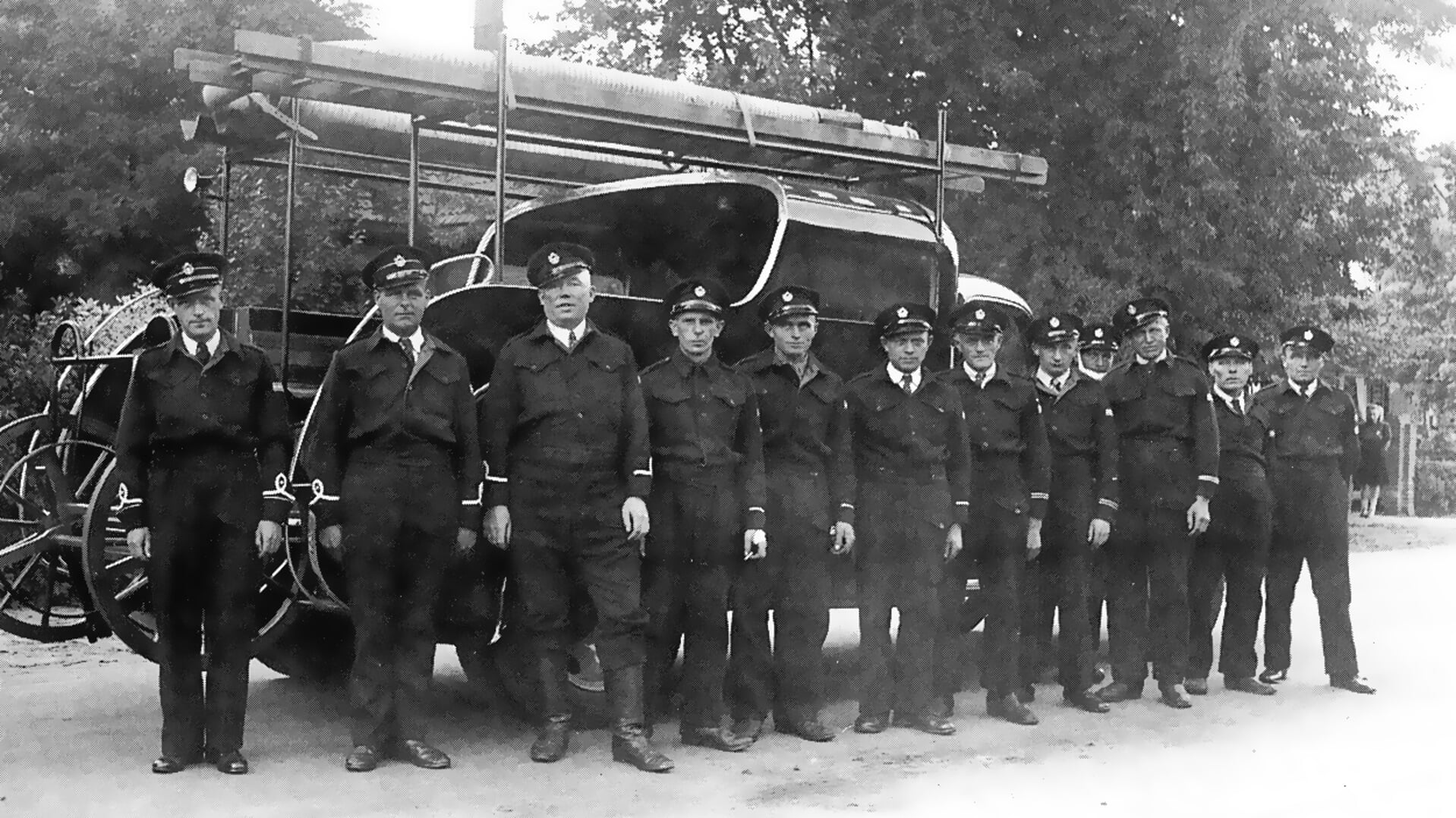Op deze in 1948 gemaakte foto poseren leden van het Westerborker brandweerkorps voor de nieuwe autospuit.