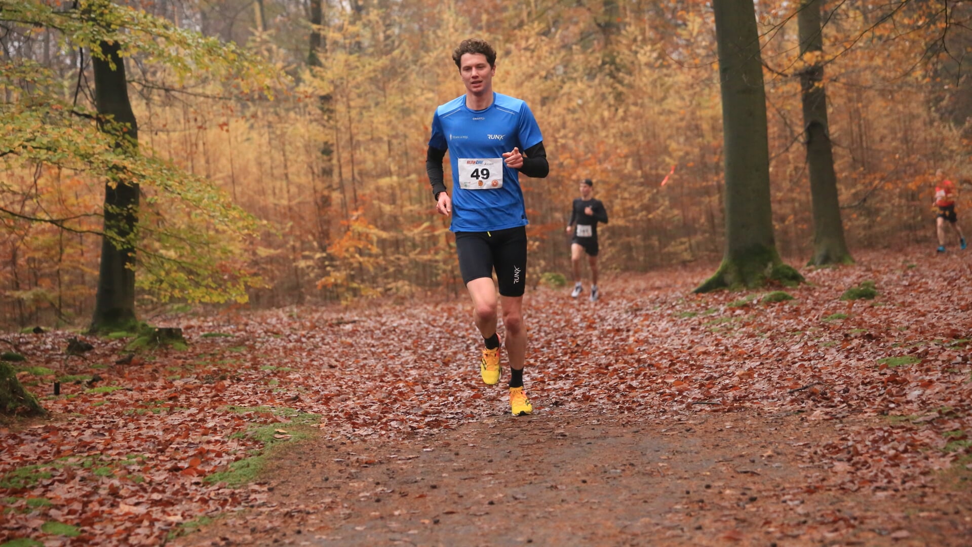 Bram Buigel is voor het tweede achtereenvolgende jaar op rij op weg naar de winst tijdens de Boomkroonpadcross. (foto: Zeger Zeilemaker)