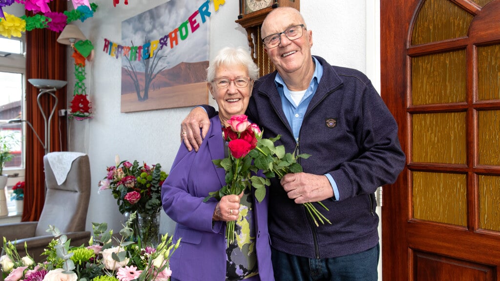 Renske en Albert Groenewold zijn goed in de bloemen gezet voor hun 60e trouwdag. (foto: Auniek Klijnstra) 