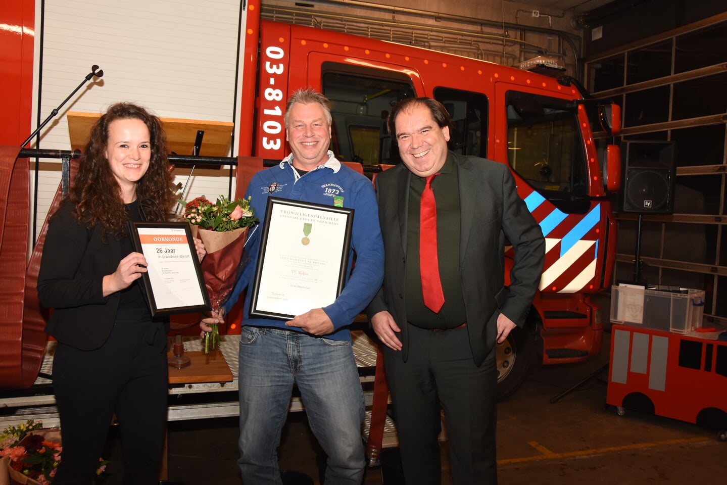 Burgemeester Thijsen heeft de vrijwilligersmedaille uitgereikt aan Marcel Kukler. Links Sonja Kesselmans van Brandweer Drenthe. (foto: Arjen Kuiper)