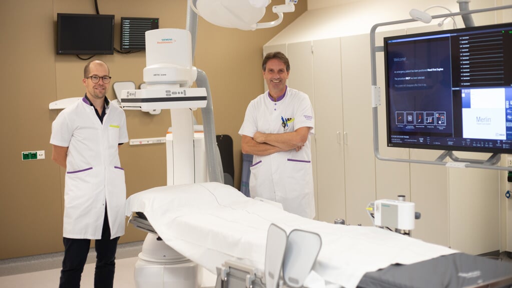 Vaatchirurg Martijn Dijkstra (links) en interventie-radioloog Edwin Smit in de vernieuwde angiokamer.