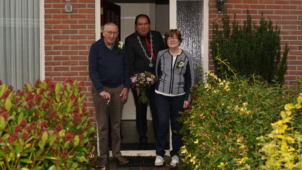 Het jubilerende echtpaar Bruin kreeg thuis bezoek van burgemeester Thijsen. (foto: Persbureau Drenthe)