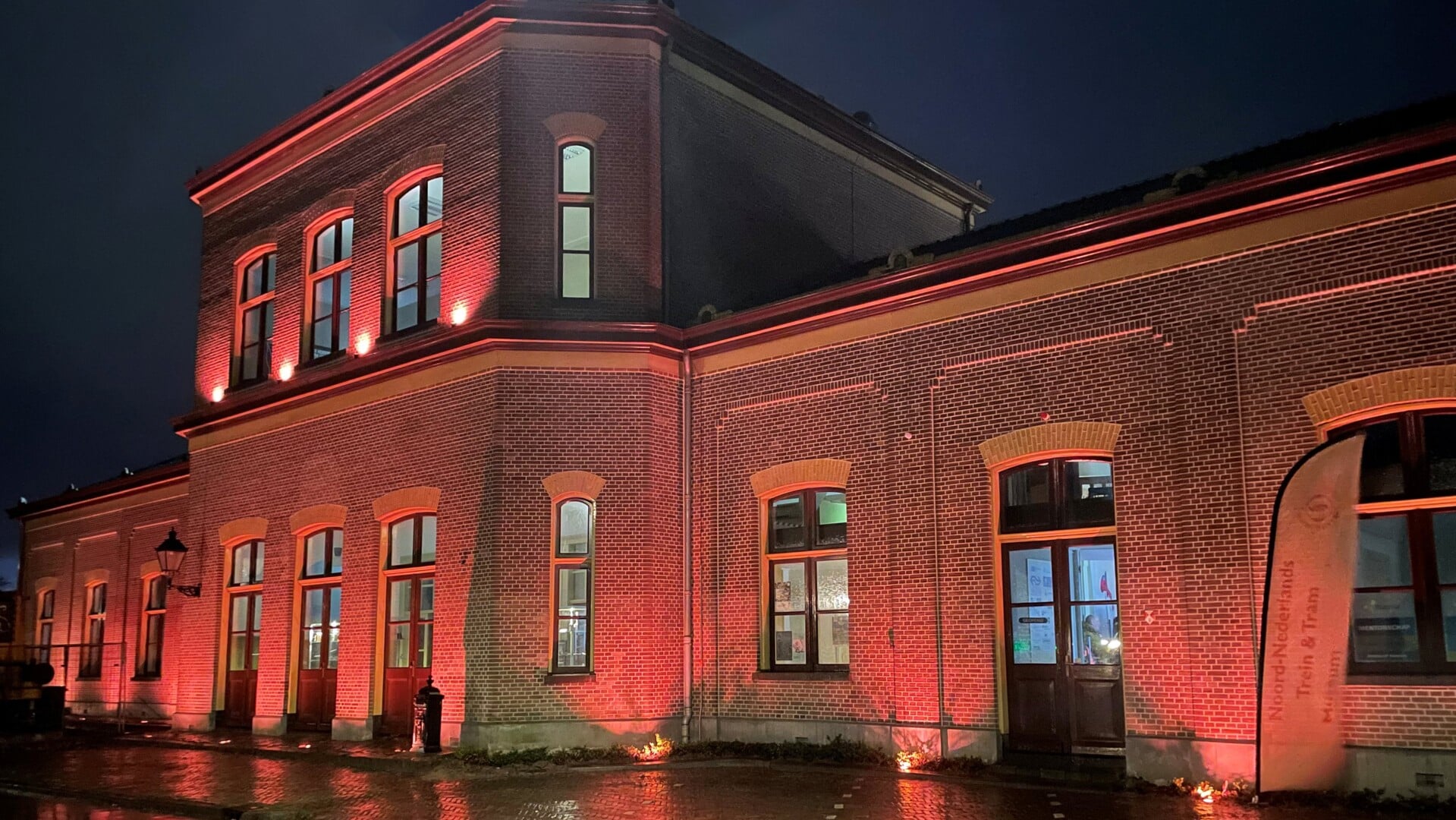 Het stationsgebouw in Zuidbroek zal tot en met 10 december in oranje gehuld zijn. (foto: NNTTM)