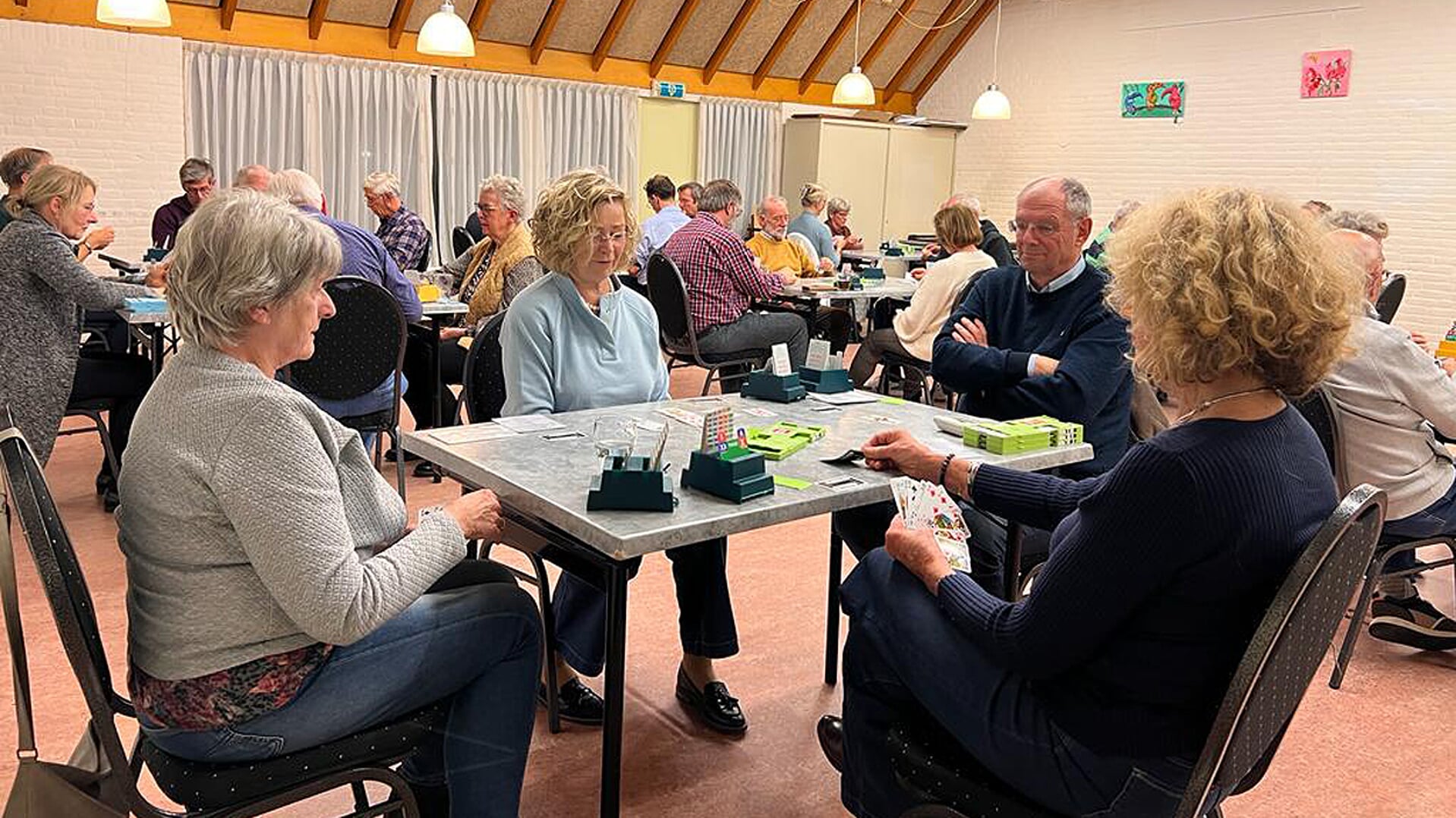 Concentratie tijdens de bridgestrijd in het Brinkenhoes (foto Jan Derks).