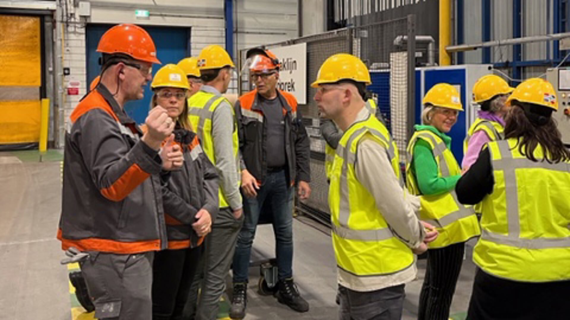 De bezoekers krijgen uitleg over de werkzaamheden in de fabriek van Hydro Extrusion Hoogezand. (foto: Bert Verver)