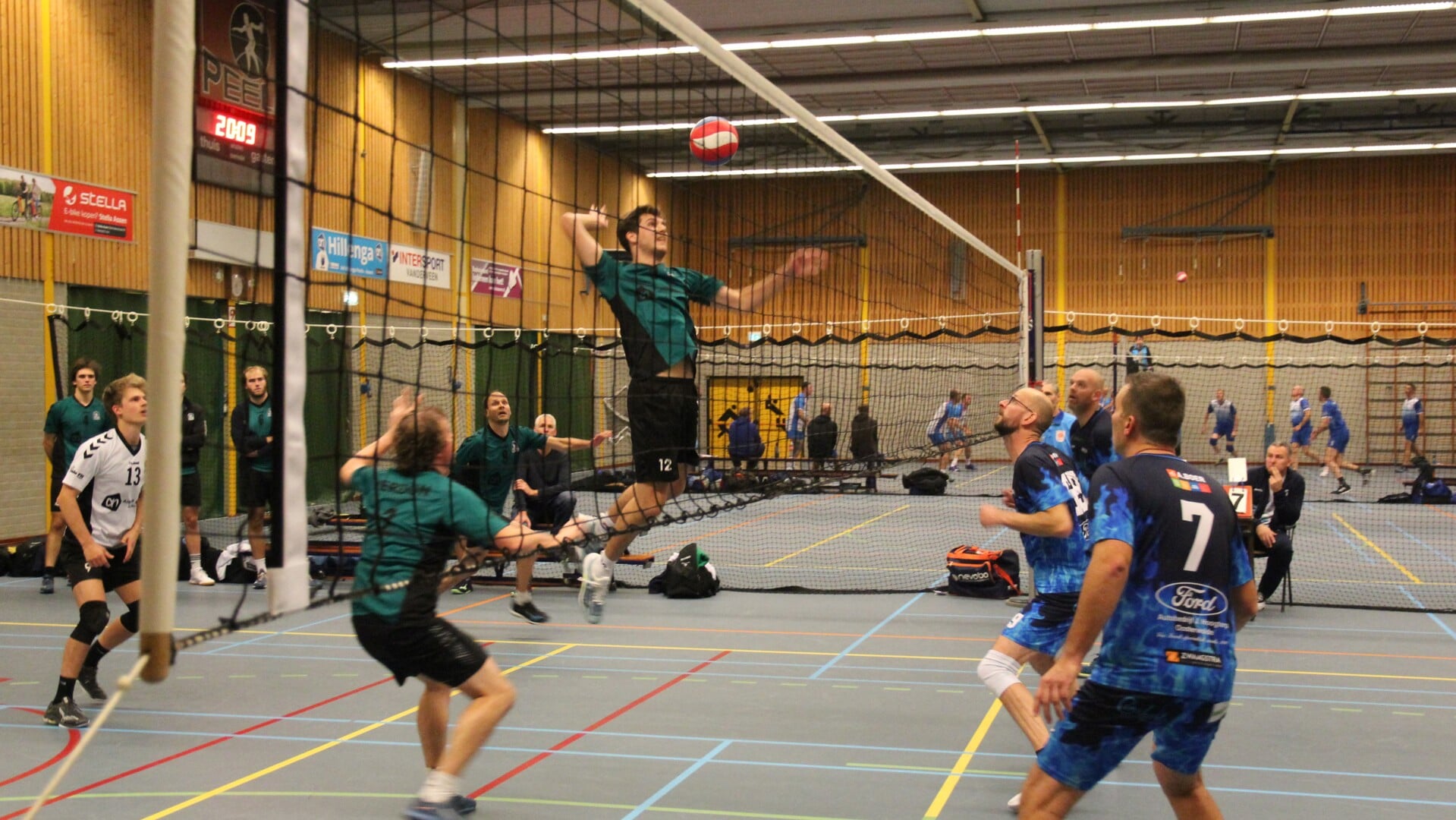Maarten Uineken maakt de set up van Stephan Blaauw af.