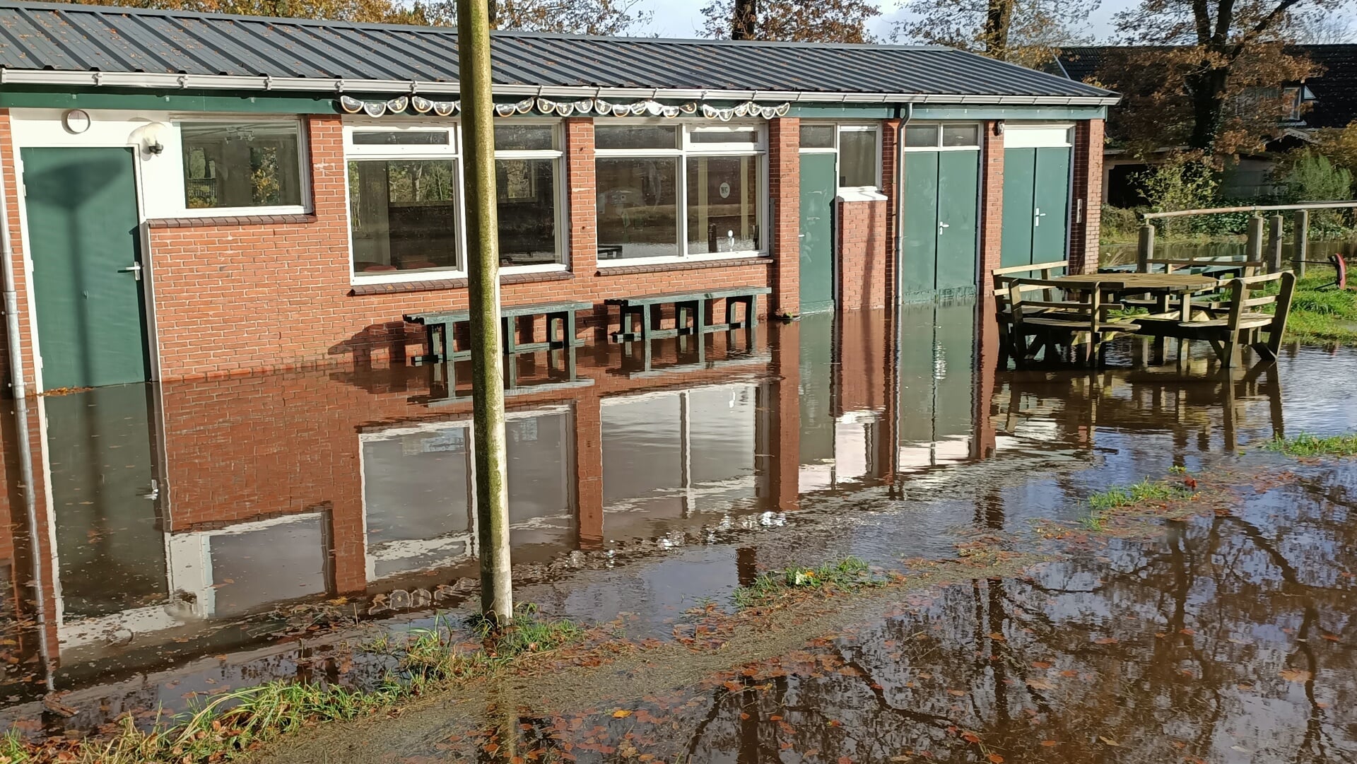 Het water staat de ijsvereniging Nooit Dacht in Gasselte tot aan de lippen.
