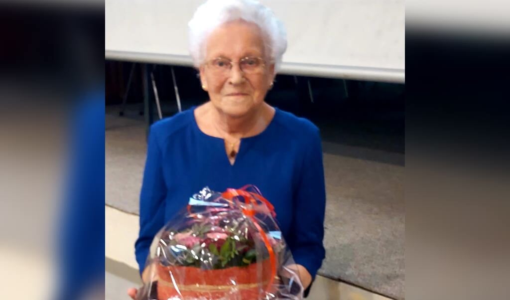 Klaassien Udema ontving een kleurige bloemen'taart'. 