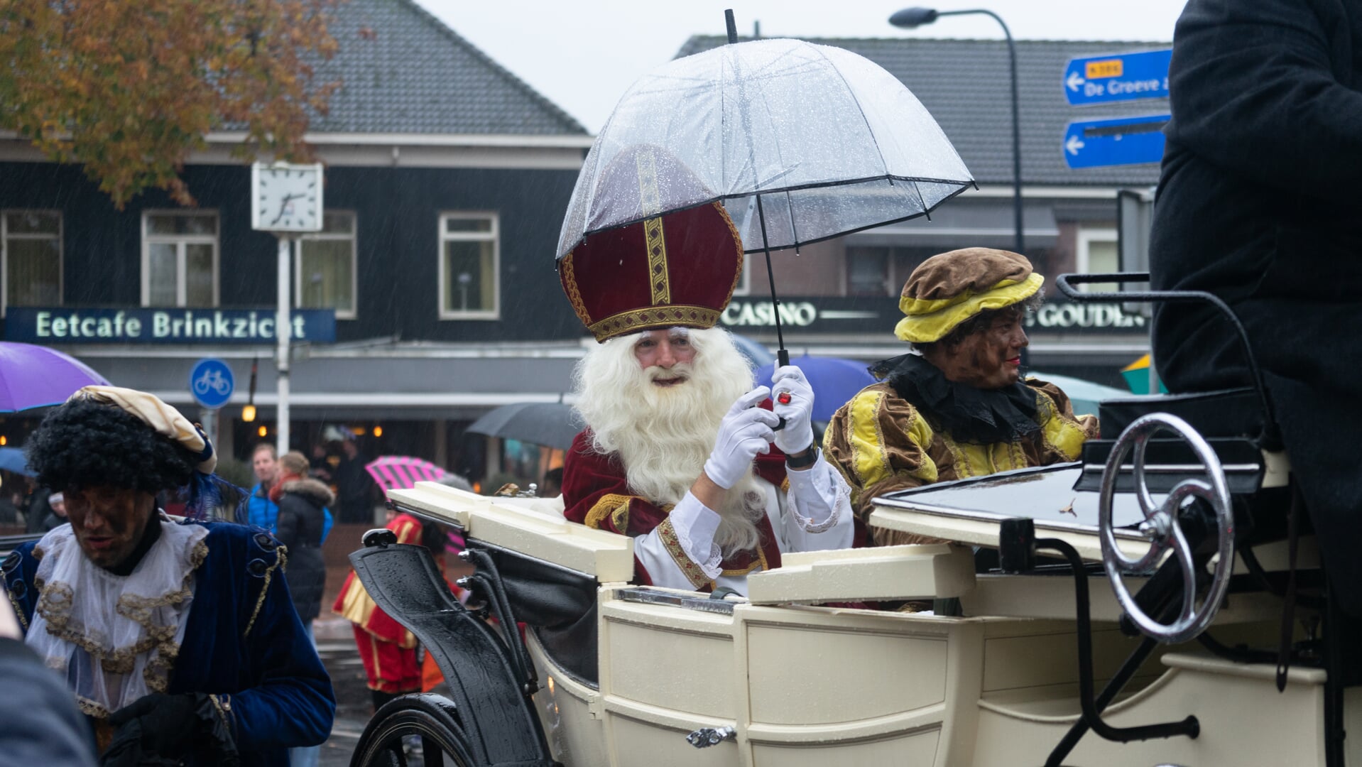 Ondanks de regen waren er veel kinderen op de been om Sint en Piet welkom te heten. (foto: Liam Kuiper/LK Media)