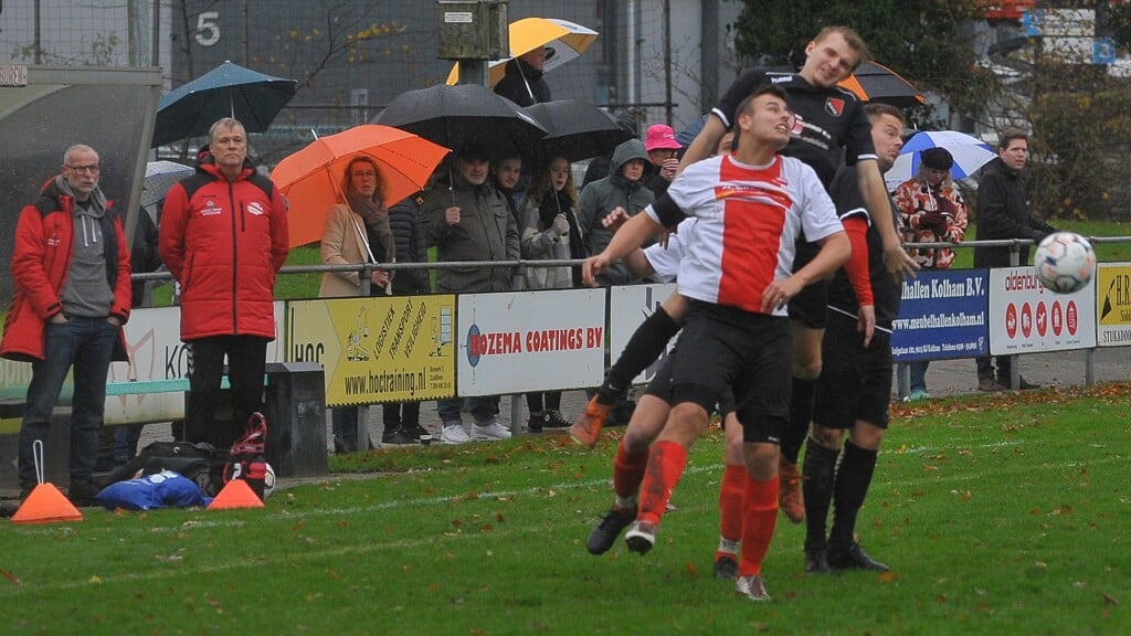 Matthijs Hensens voor Siddeburen met in zijn rug Sven Jansen en Kevin Wiegman van MOVV.