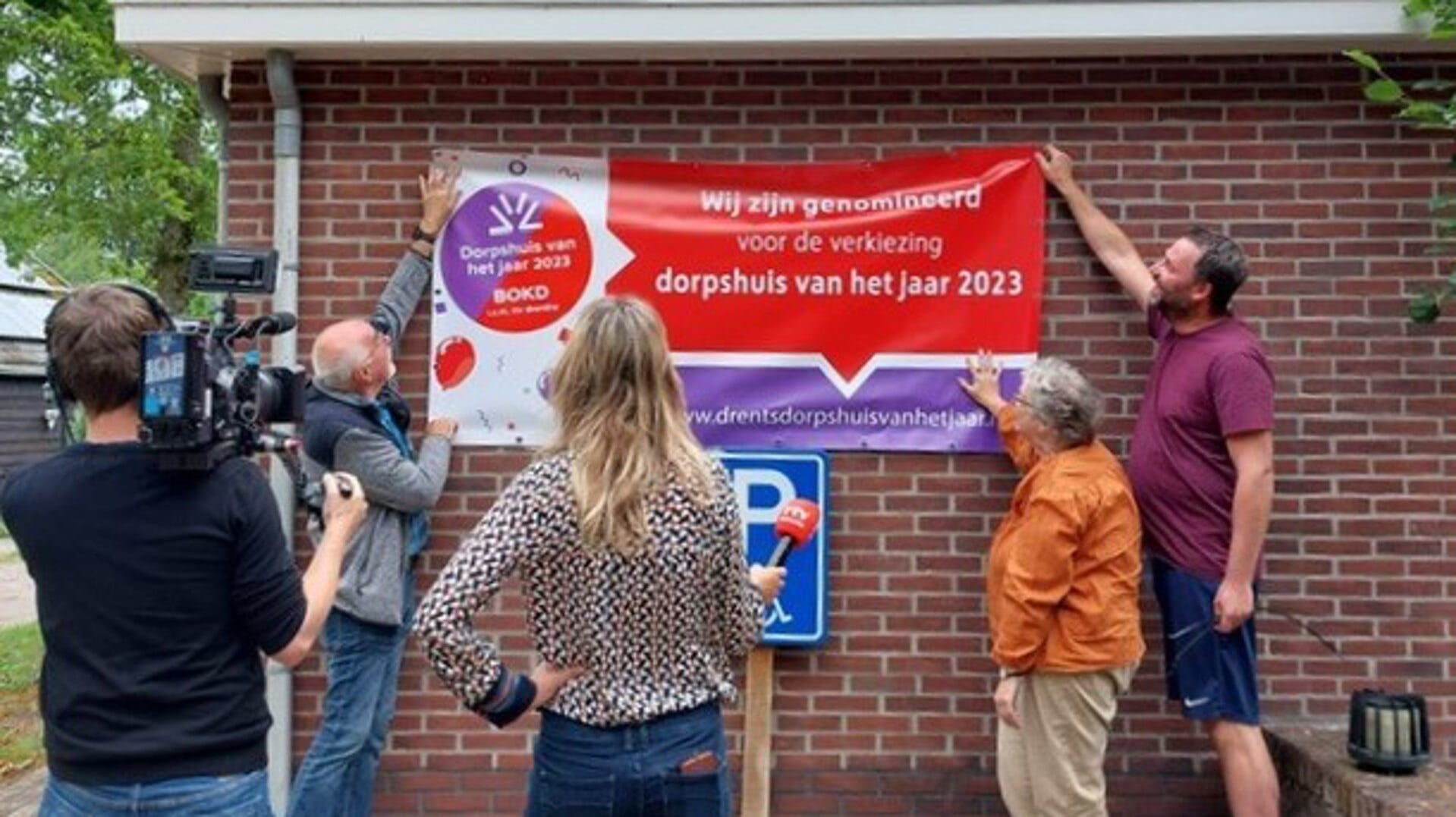 RTV Drenthe maakt opnames bij Dorpscentrum Eexterveen.