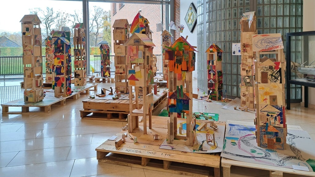 De expositie 'Stapelgek' is nog twee weken te zien in het gemeentehuis in Gieten. (foto: gemeente Aa en Hunze)