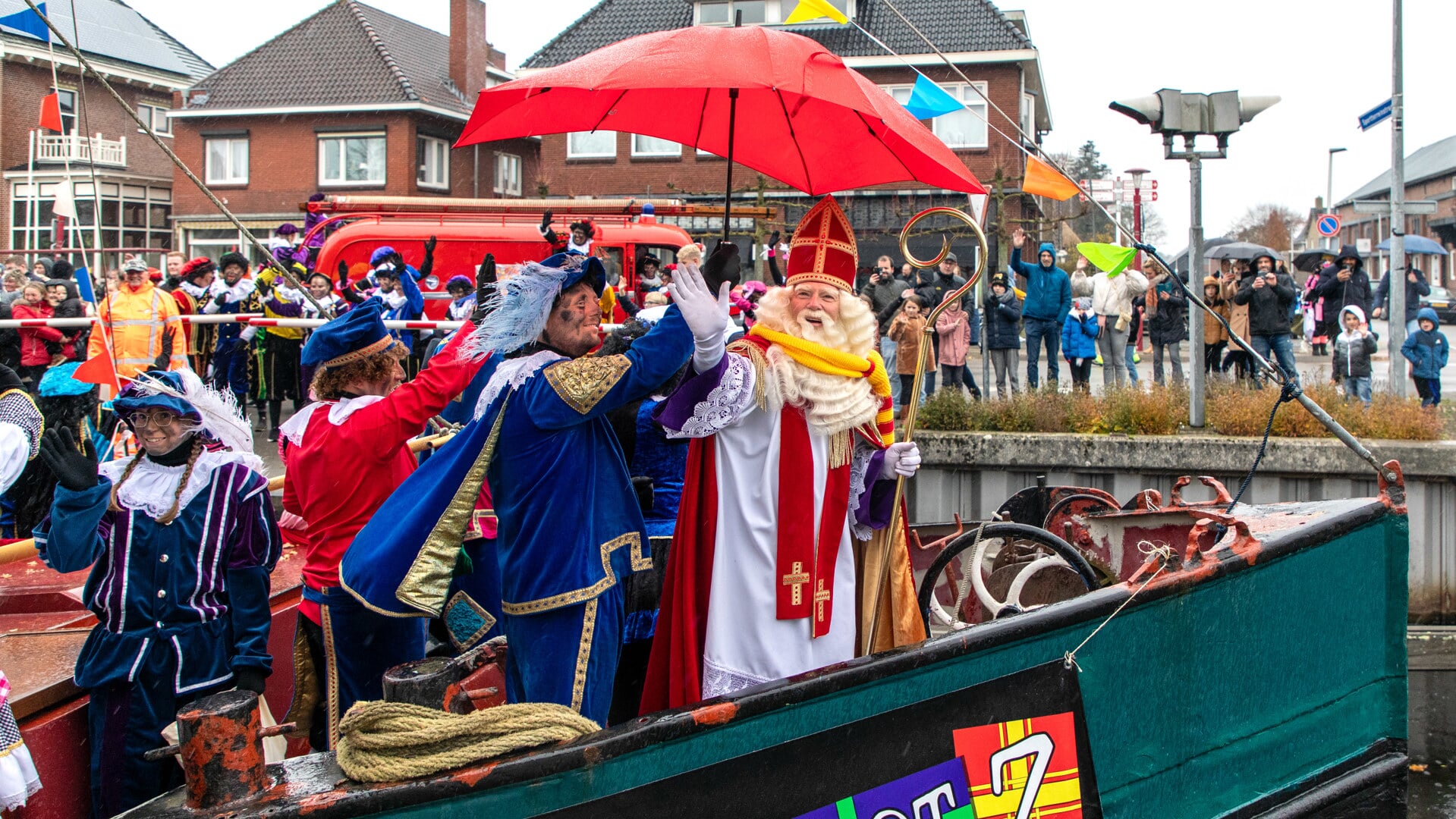 De Sint en zijn Pieten werden tijdens hun vaartocht richting het centrum een warm onthaal van vele kinderen. (foto: Auniek Klijnstra)