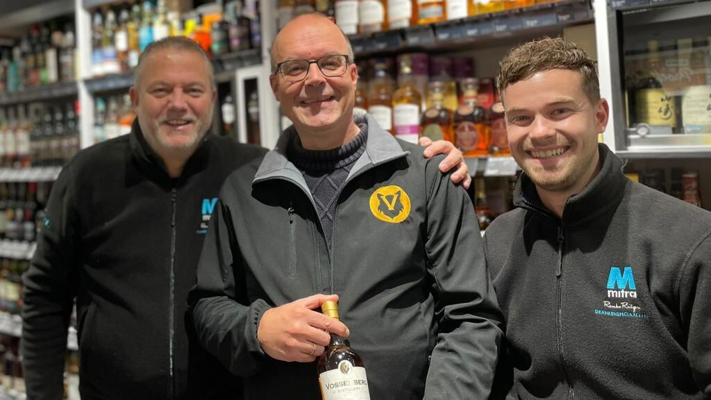 Remko Rutgers, Wilco Reefman en Emil Buring met de eerste lokale whisky van Vossenberg Distillery. 