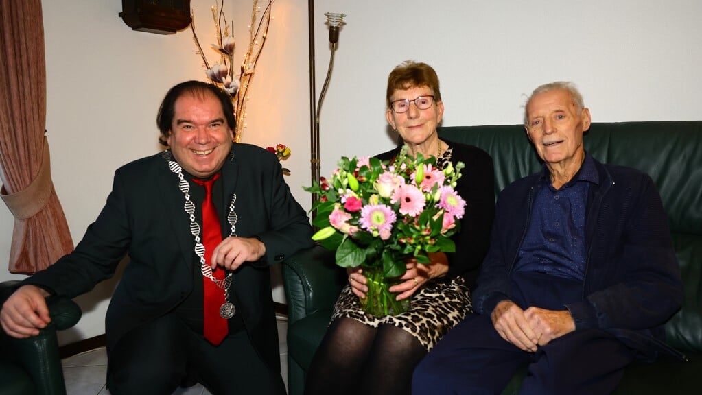 Burgemeester Thijsen heeft het echtpaar Vijfschaft gefeliciteerd met hun 60e trouwdag. (foto: Persbureau Drenthe)