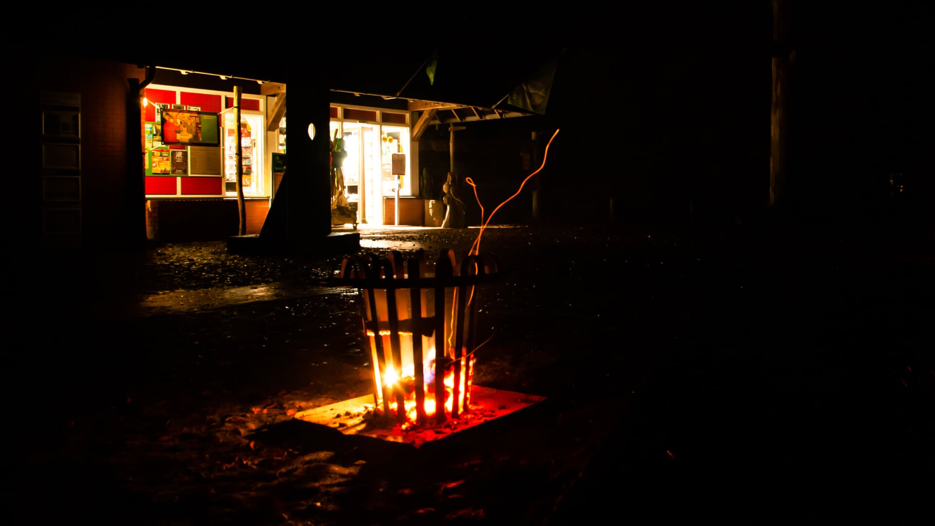 Na de lichtjeswandeling kunnen de wandelaars zich warmen bij de vuurkorven. (foto: Irene Lantman)